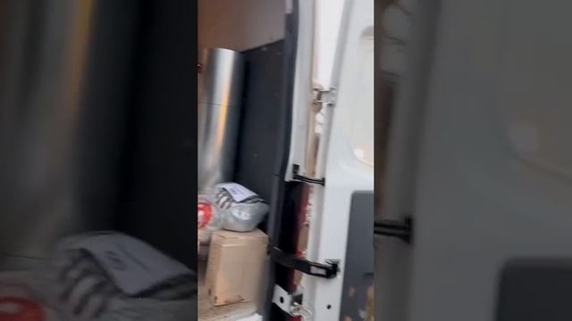 Гуманитарная помощь, была успешно доставлена в зону боевых действий. смотреть онлайн