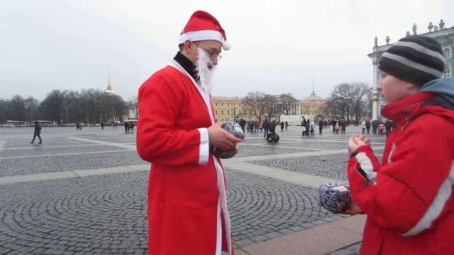 Дед Мороз учит мальчика жонглировать булыжниками на Дворцовой площади. смотреть онлайн