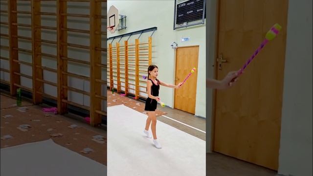 Художественная гимнастика. Булавы координация. Тренировочная дорожка. смотреть онлайн