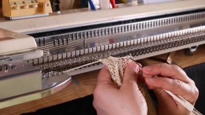 Закрытие петель ай-кордом (полым шнуром) очень быстро и без заморочек на любой вязальной машине.