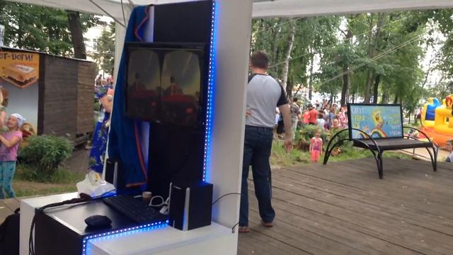 Прикол! Вот это эмоции! Девушка на аттракционе виртуальной реальности в Ижевске