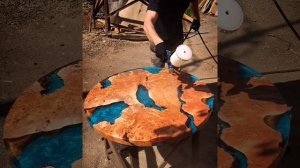 Покрытие лаком столешницы из эпоксидной смолы и каповой Ивы