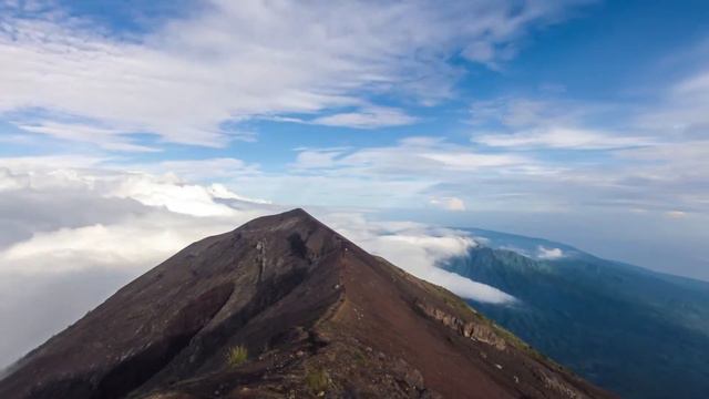 Timelapse sunrise: Восхитительный рассвет на вулканах Агунг и Иджен, Индонезии смотреть онлайн