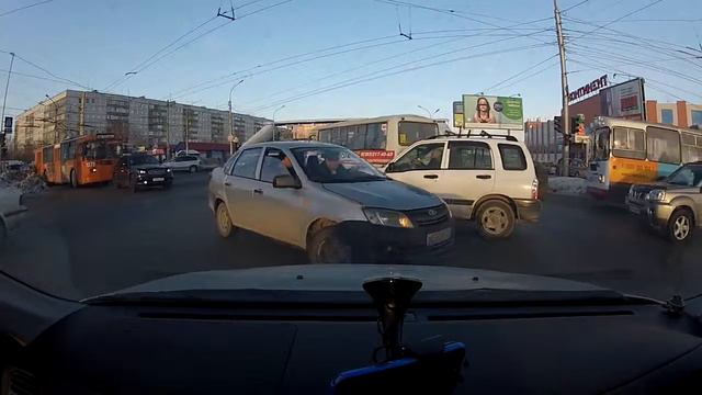 Хаос на перекрестке возле Континента смотреть онлайн