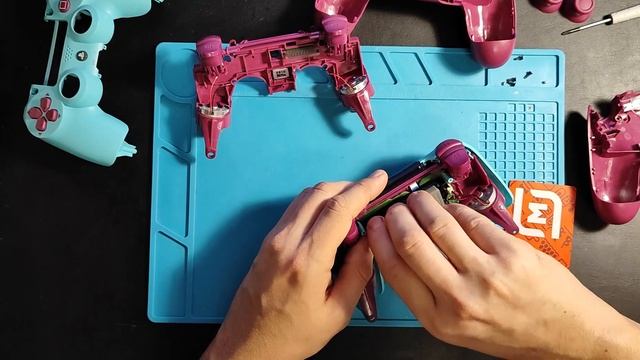 Оригинальные корпуса DualShock 4 на WB с дефектами. Откуда? (Berry Blue) смотреть онлайн