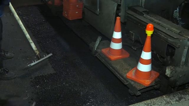 На Маковского укладывают первый,выравнивающий слой асфальта смотреть онлайн