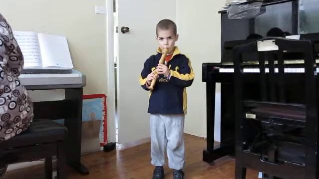 4 year old plays Suzuki Recorder Level 2 - DT смотреть онлайн