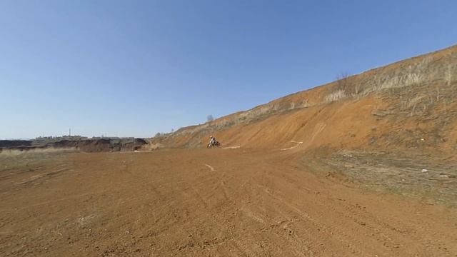 Учусь правильно заезжать в горку. Уроки эндуро. смотреть онлайн