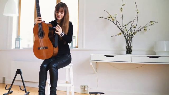 Classical Guitar Sitting Position (How to hold the classical guitar) смотреть онлайн
