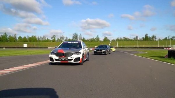 Safety car - автомобиль безопасности на гоночных треках.