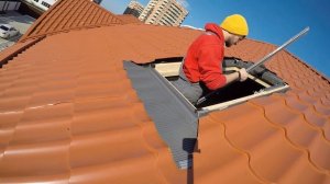Врезка мансардного окна в металлочерепицу Сервисным Инженером VELUX