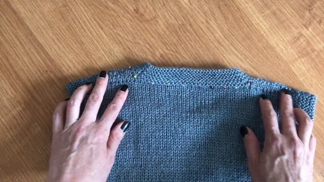 Вяжем безрукавку на девочку. Часть первая. Обзорный ролик. Детская жилетка с узором и бусинками смотреть онлайн