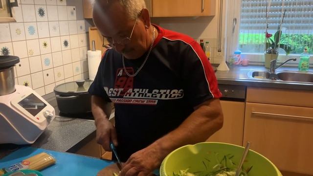 Влоги из Германии,Муж-Володя на кухне ?готовит лагман,с нами не соскучишься ?у нас весело до слез смотреть онлайн