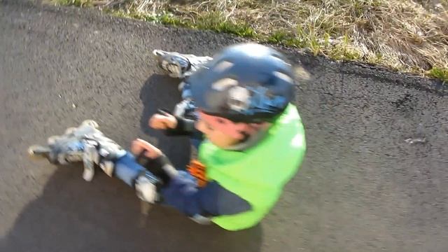 Как научить ребёнка кататься на роликах Варвара первый раз катается на роликах смотреть онлайн