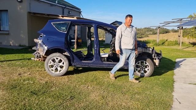 Kuga MK1 2.5 turbo stripped for spraypainting but still drives. смотреть онлайн