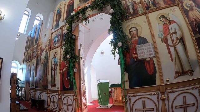 Дорогие братья сестры! Божественная служба в храме Святой Троицы смотреть онлайн