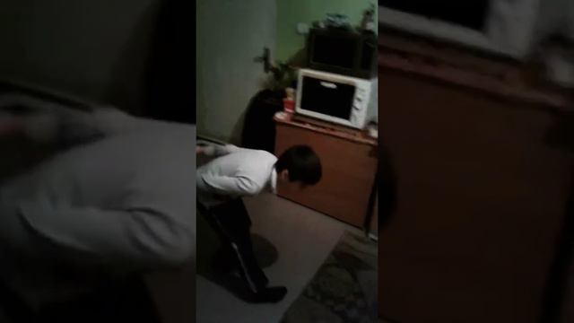 Мальчику 10 лет исполняет крутые трюки ржач. смотреть онлайн