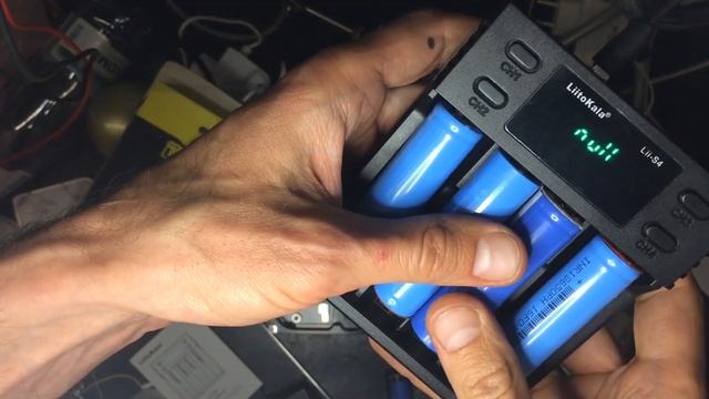 Заряжаем батареи зарядным устройством Liitokala смотреть онлайн
