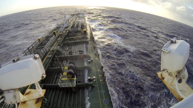 Ship hit by rogue wave in the Bay of Biscay! смотреть онлайн