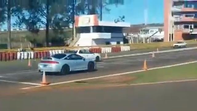 Mitsubishi Eclipse Vs. Vw Gol G4 смотреть онлайн