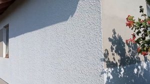 Американка на фасаде,краска светло-серого цвета.