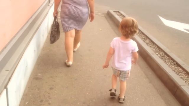 Едим за бассейном. Игры в воде. Обливаемся. Лопаем шары смотреть онлайн