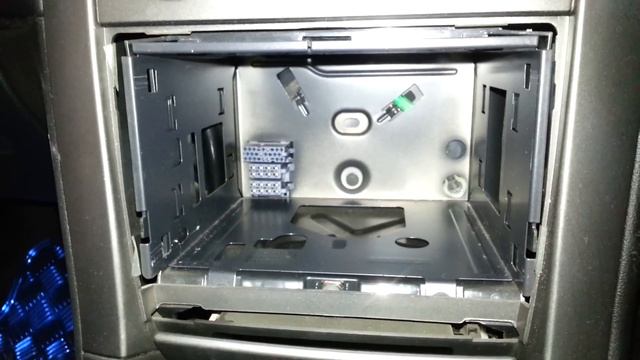 How to remove a Holden VY - VZ factory radio aka Chevrolet Omega - Lumina смотреть онлайн