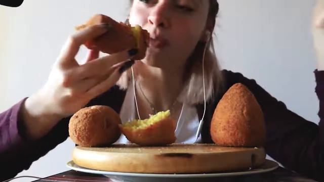 ASMR EATING ARANCINI Fried Italian Food MUKBANG смотреть онлайн