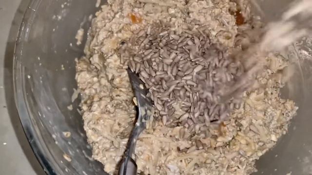 Пеку овсяное печенье/кошка играет с машинкой смотреть онлайн