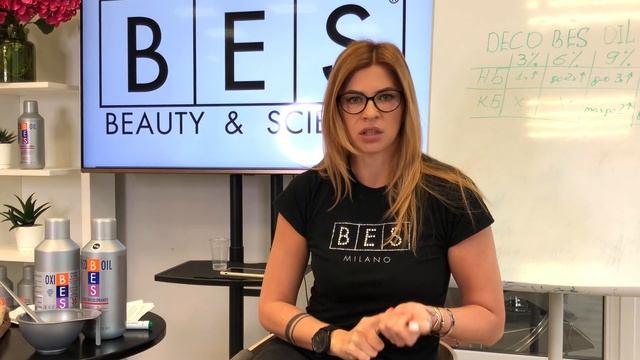 Обесцвечивающее масло для эффекта выгоревших прядей, лёгкого декапирования и осветления волос. смотреть онлайн