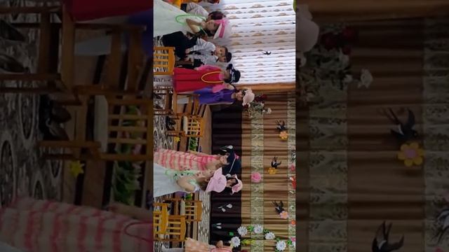 Песенка в саду га утреннике "А я возьму у мамы бусы..." смотреть онлайн
