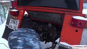 Работаю на тракторе Т-30А80, чистим снег, повседневная деятельность.