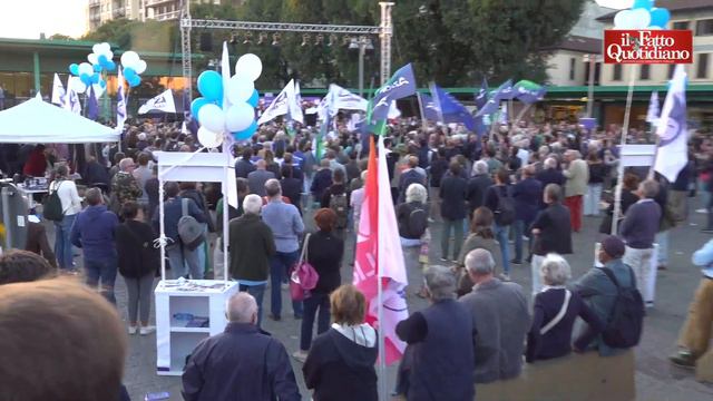 Renzi a Milano per la chiusura della campagna elettorale, la piazza non si riempie смотреть онлайн