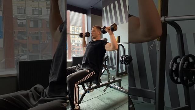 Жим гантелями сидя (Плечи). смотреть онлайн