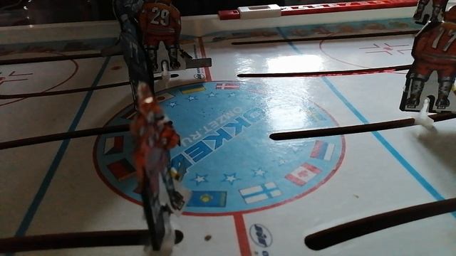 играю в настольный хоккей с бабулей Викторией (4) смотреть онлайн