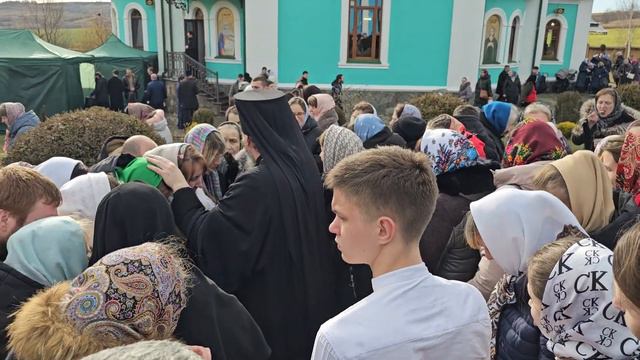 Владыка Силуан и владыка Афанасий благословляют верующих после Божественной Литургии смотреть онлайн