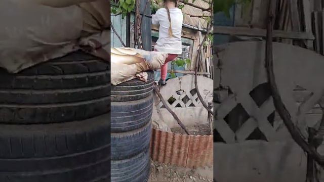 Соня и Настя проходят паркури но аказаваеца они линивие жопи:^ смотреть онлайн