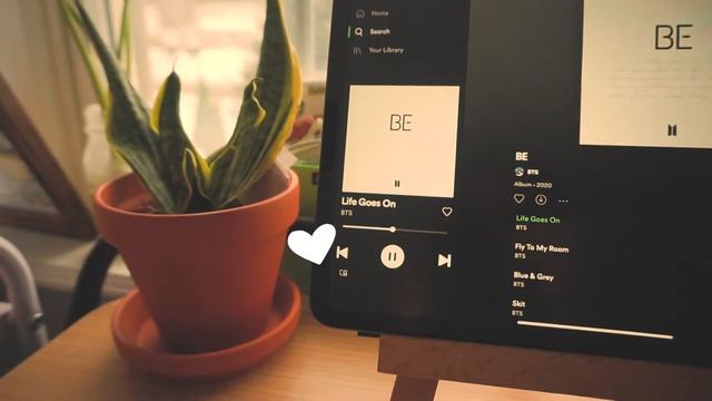 v simple and minimal ipad pro desk setup *great for small desk space* смотреть онлайн