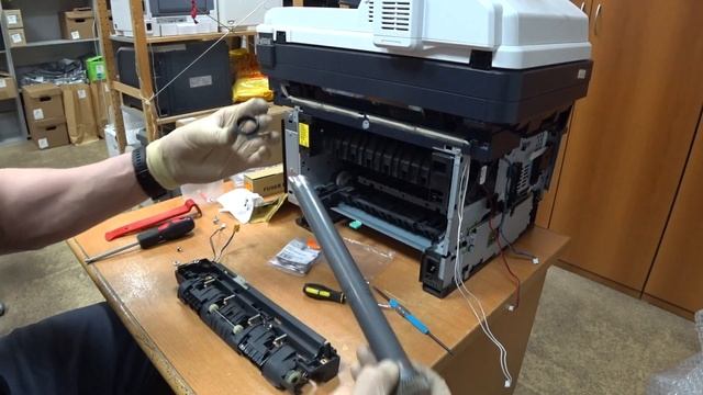 #105 Принтер Kyocera M2030 \ M2035 \ M2530 \ M2535 \ P2035 \ P2135 мажет, трещит | Как снять печку смотреть онлайн