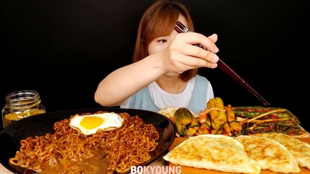 ASMR MUKBANG 요리먹방 :) 짜파게티와 김치 3종세트(오이김치, 고추김치, 파김치) 그리고 넙적 왕만두. смотреть онлайн