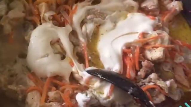 Рисовые шарики с кукурузой и куриный гуляш..ммм вкусняшка))