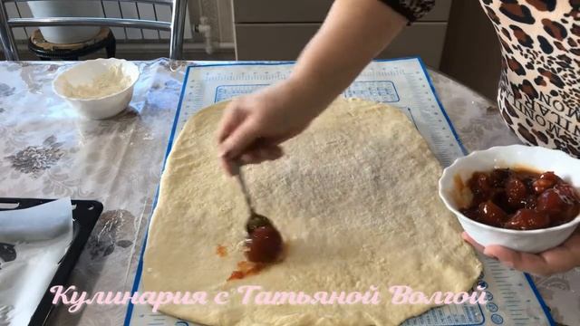 Рулет к чаю с вареньем за 10 минут + выпечка)))Как готовится так и сьедается очень быстро смотреть онлайн