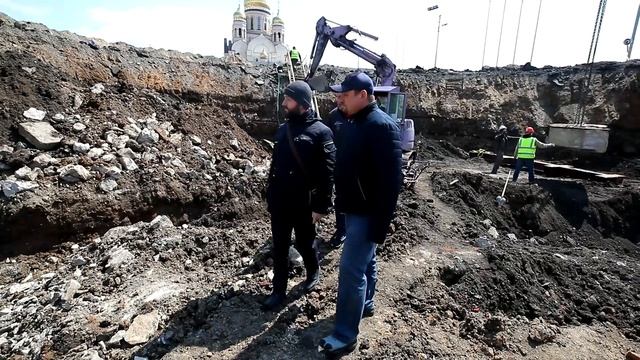 Обнаруженное инженерное сооружение на центральной площади Владивостока обследуют специалисты ДВФУ смотреть онлайн