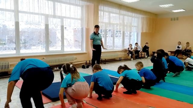 Урок физической культуры в 3 классе. Обучение техники кувырка сбоку. Раздел 