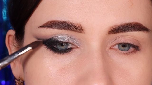 Самый популярный макияж/Растушёванная стрелка/Как рисовать стрелки на нависшем веке/CAT EYE Tutoria