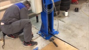 Установка 2-х стоечного подьемника ATIS. Монтаж от компании Азбука Автосервиса