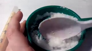 DIY искусственный снег. Как сделать искусственный снег только из соли и воды.