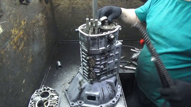 Е 2000 Мазда! Ремонт коробки . часть 1 разбор. Советую посмотреть . смотреть онлайн