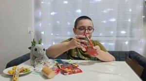 Пробую набор азиатских сладостей.