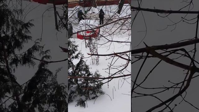 Снегопад каждый день. Очистка дворов от снега. смотреть онлайн